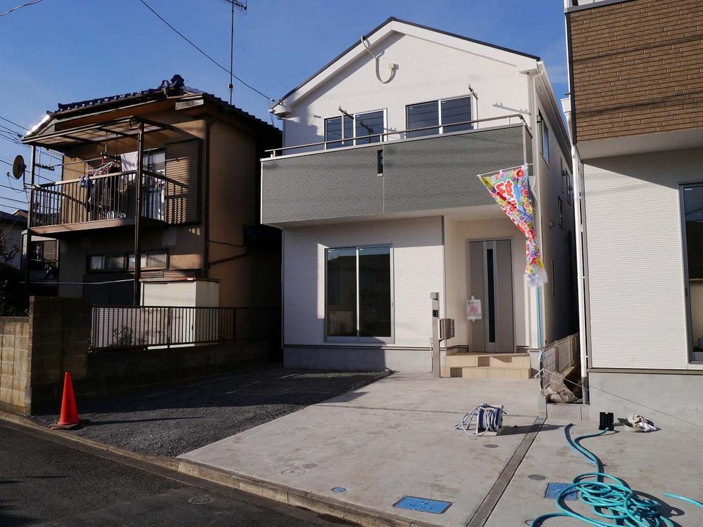 Local appearance photo. It is a quiet residential area, but within 10 minutes' walk, Supermarket ・ There are a number of commercial facilities, such as drugstore living environment is also good. Solar power generation systems equipped with housing.