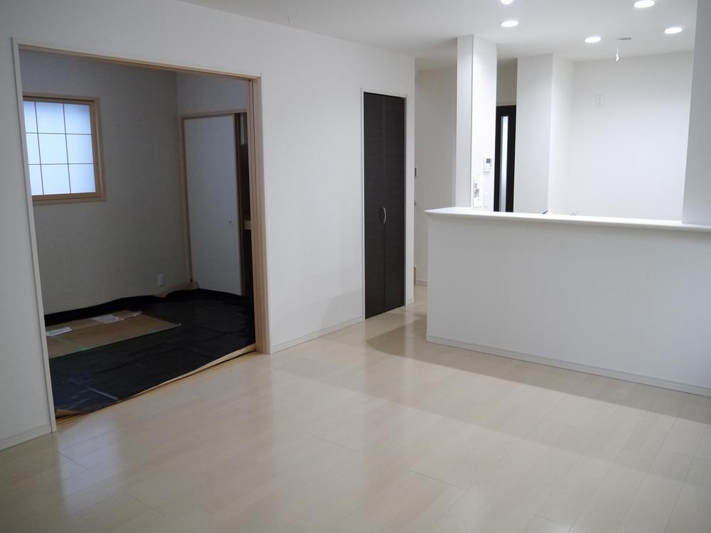 Living. Shutter shutters ・ Screen door standard