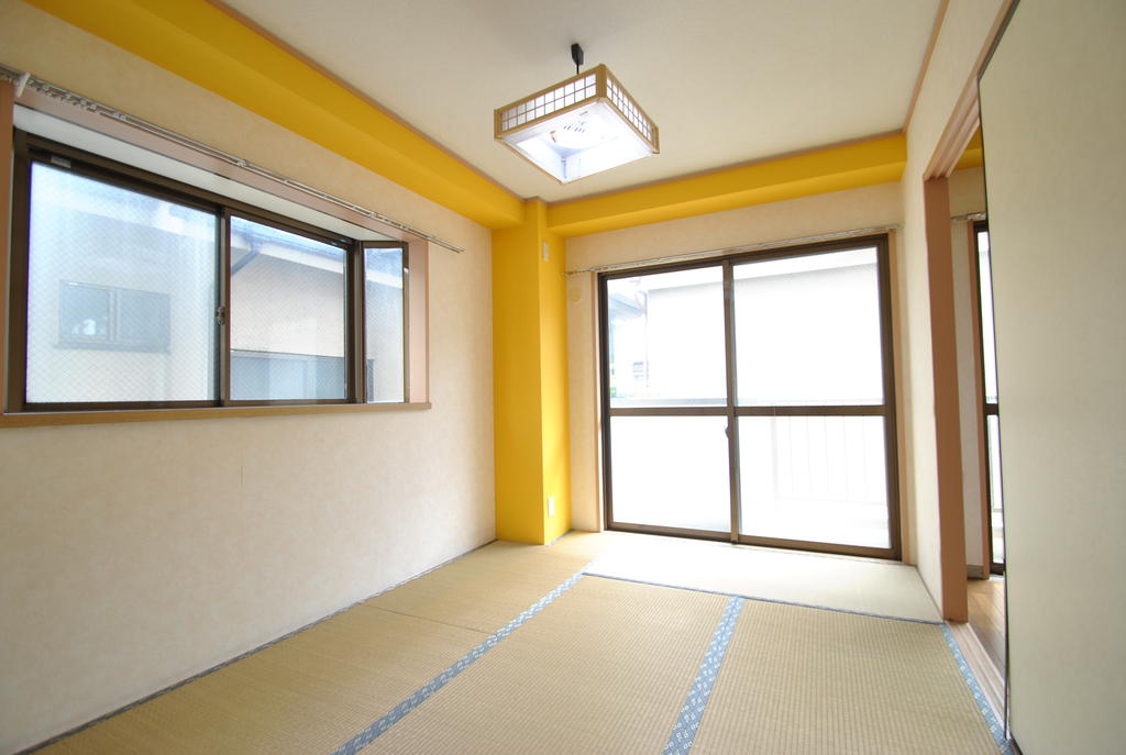 Other room space. Japanese-style room 6 quires bright two-sided lighting