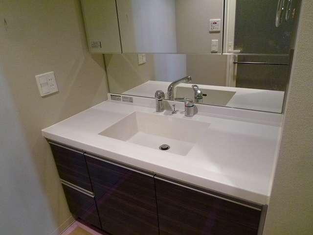 Wash basin, toilet. Indoor (10 May 2013) Shooting