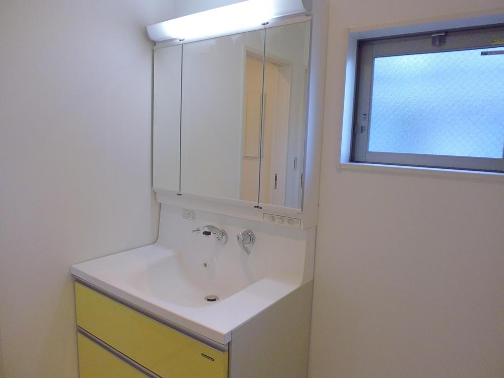 Wash basin, toilet. No, 1