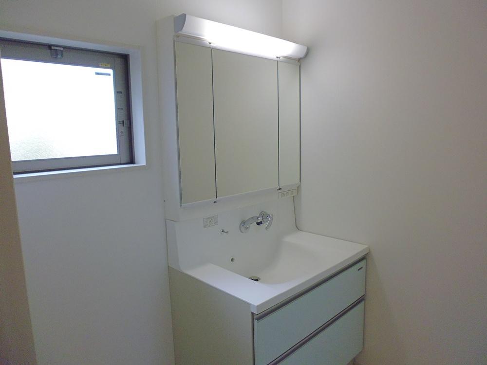 Wash basin, toilet. No, 2