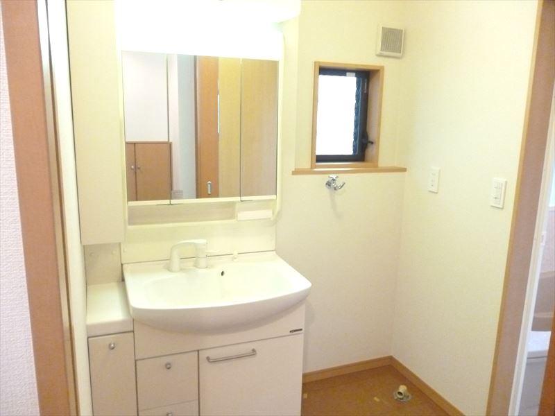 Wash basin, toilet