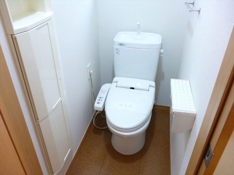 Toilet. 1F