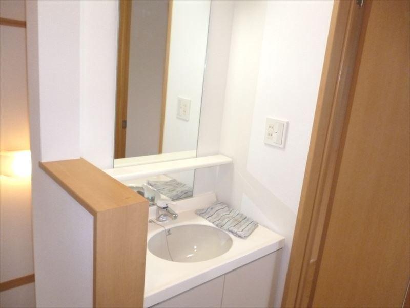 Wash basin, toilet. 2F washbasin