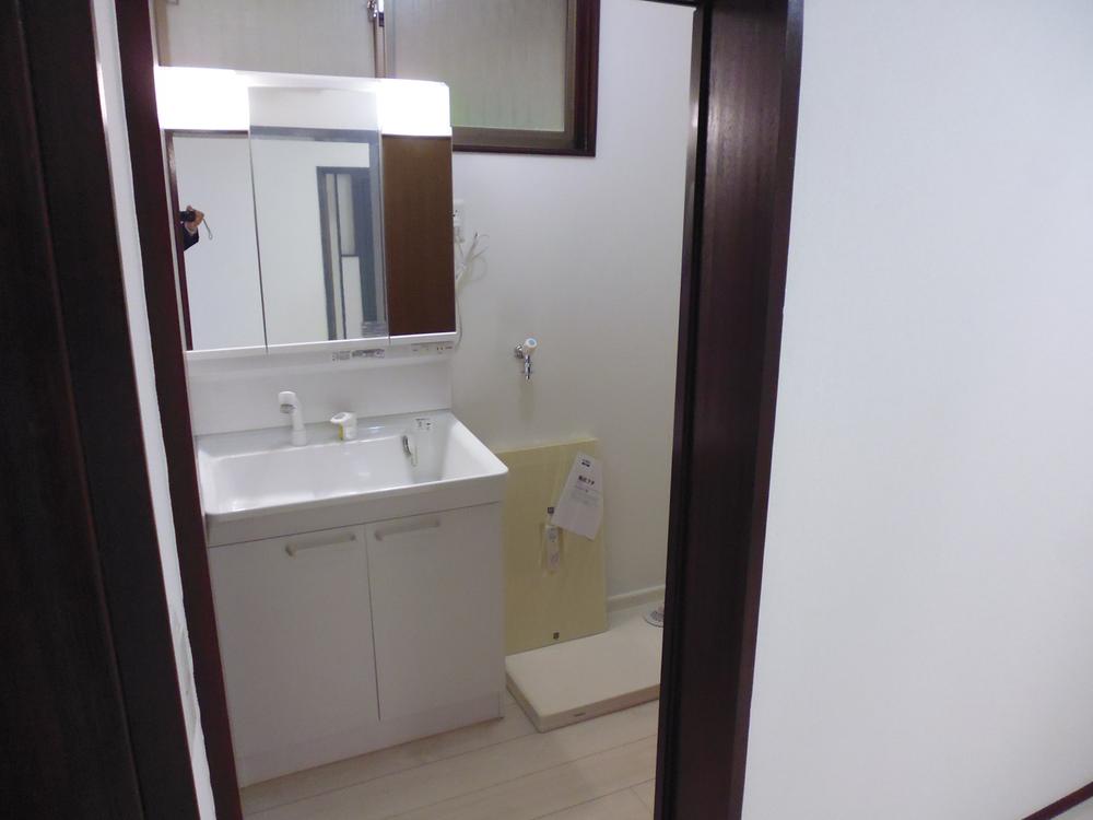 Other introspection. New goods exchange to wash basin also three-sided mirror