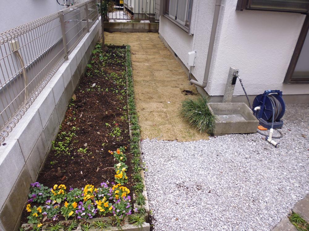 Garden. Care has been turf garden and flower beds