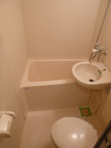 Bath. 3-point unit bus