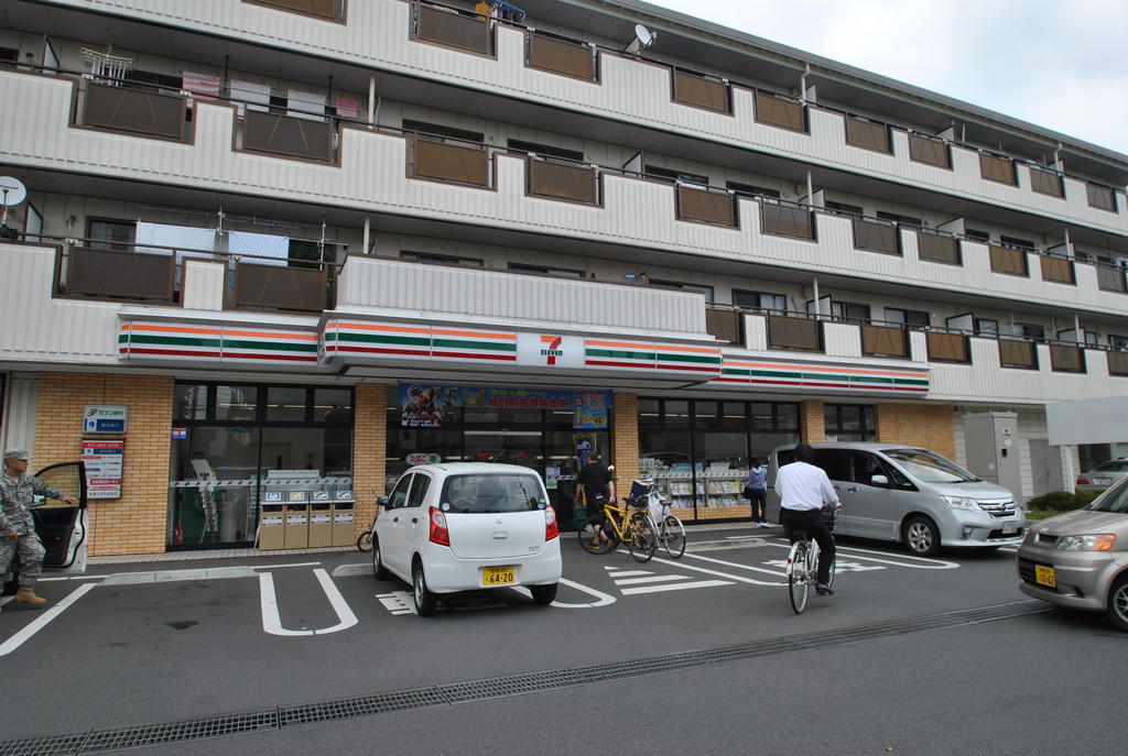 Convenience store. Three F Yabe Station store up (convenience store) 131m