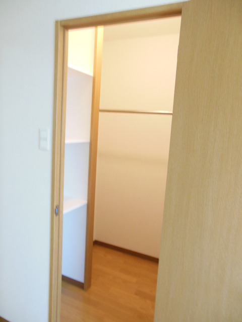 Receipt. Walk-in closet is
