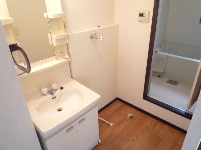 Washroom. ◇ yard independent wash basin and washing machine inside the room ◇