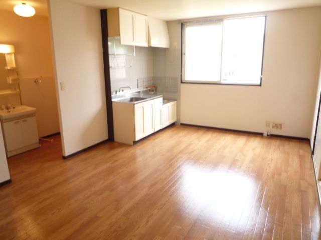 Kitchen. ◇ also spacious dining space ◇