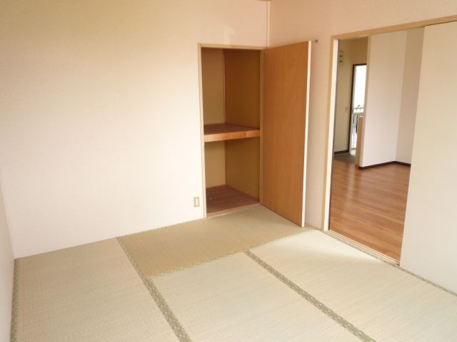 Living and room. ◇ closet also there is storage space enhancement ◇