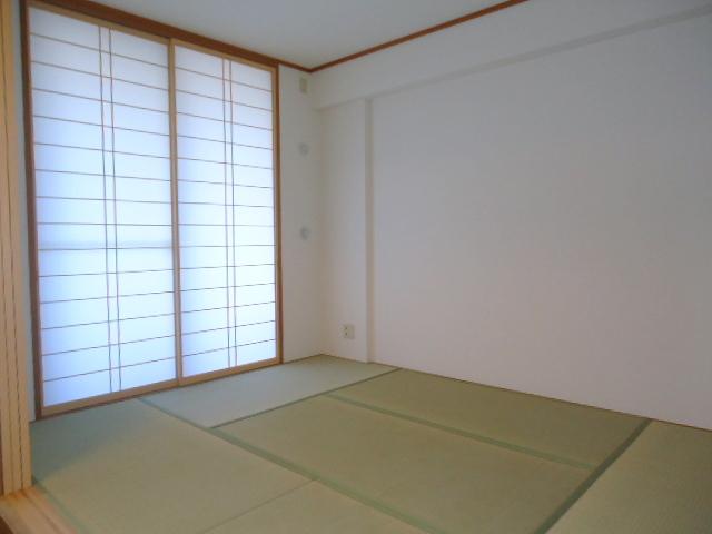 Non-living room. There is next to the living room and convenient Japanese-style room.