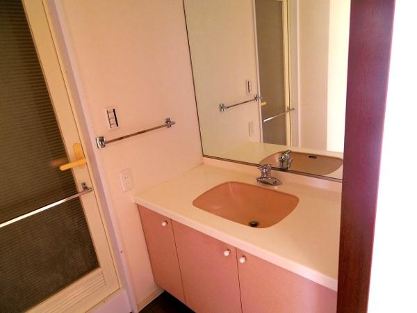 Wash basin, toilet. Indoor (11 May 2013) Shooting