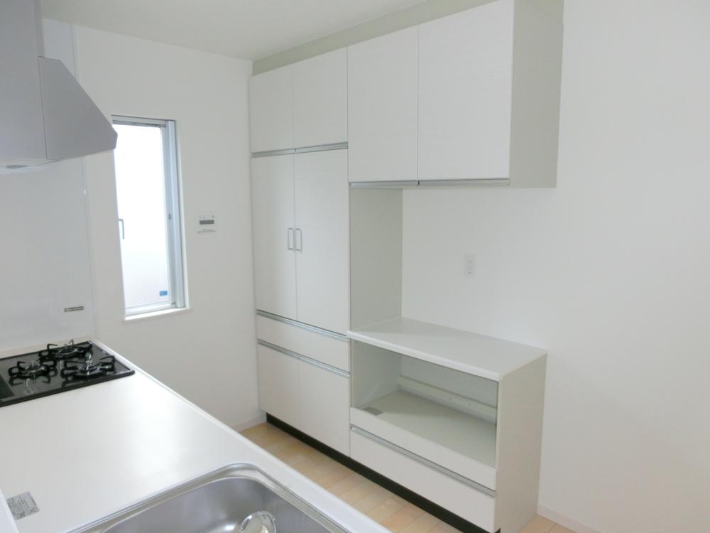 Kitchen. Cupboard also for standard equipment, There are a lot of happy folded, to wife. There is also there is a feeling of cleanliness uniformity of kitchen.