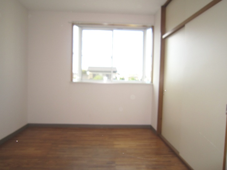 Living and room. Western-style 5.25 Pledge