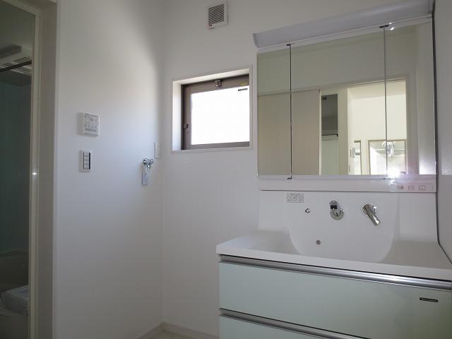 Wash basin, toilet. Building 2 washbasins