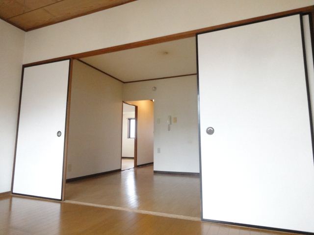 Living and room. ◇ spacious space with four sliding door ◇