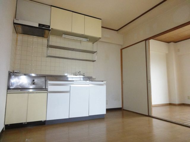 Living and room. ◇ top floor angle room, The window is also many airy in the room ◇