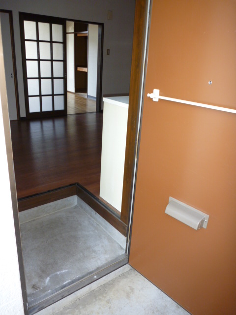 Entrance. With shoe box