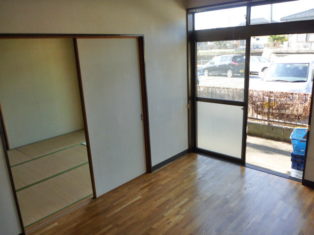 Living and room. Western-style 6 Pledge
