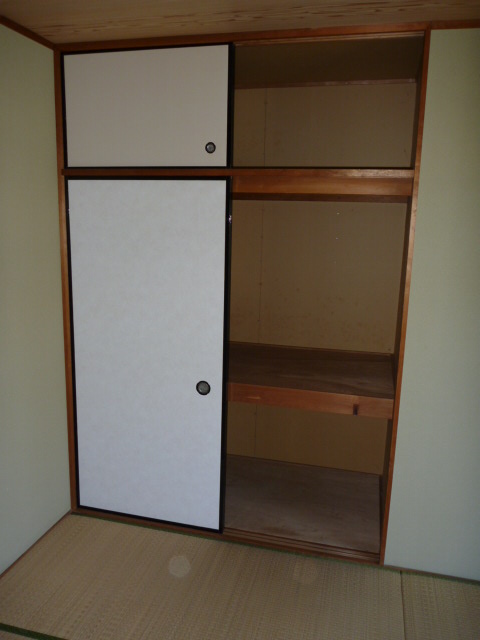 Receipt. Upper closet with ken closet