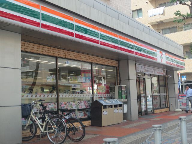 Convenience store. 340m to Seven-Eleven (convenience store)