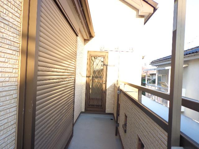 Other local. A balcony that you can enter and exit from two sides. Usability is good !!