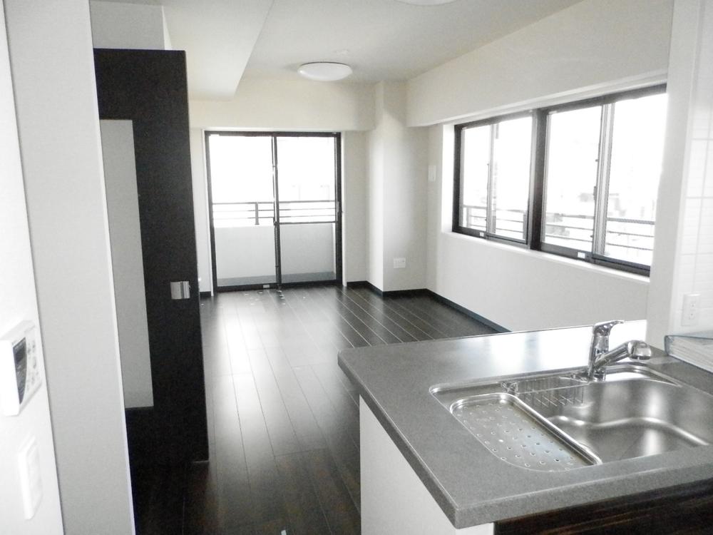 Living. Bright two-sided lighting LDK