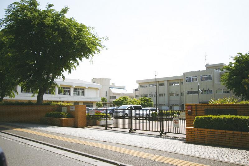 Primary school. 1000m to the center primary school