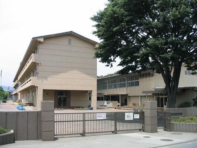 Primary school. 650m until Toma fields elementary school