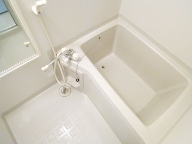 Bath. Bathroom white-collar