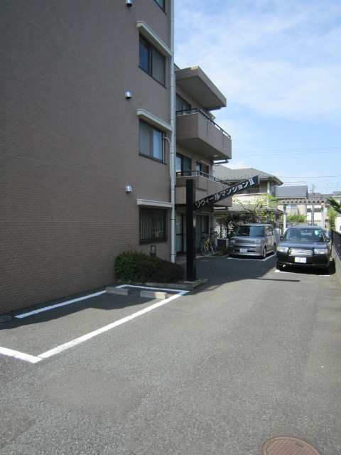 Parking lot. There is a parking lot of 5000 yen on site. 