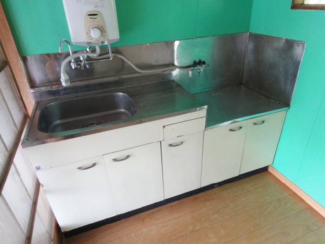 Kitchen. Spacious kitchen! Gas stove can be installed