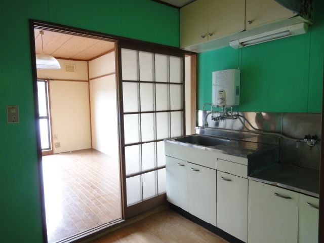Kitchen. Fashionable green wallpaper! Enter cleaning on arrival