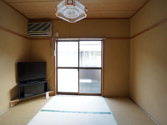 Living and room. Japanese-style room 6 tatami, TV and air conditioning