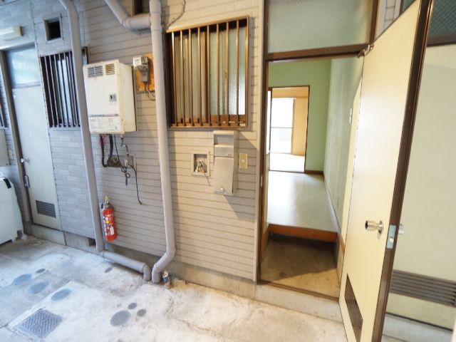 Entrance. Roof with a washing machine yard to the left