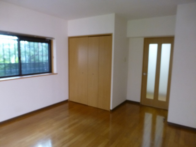 Living and room. It is with a convenient side window and can also be ventilation. 