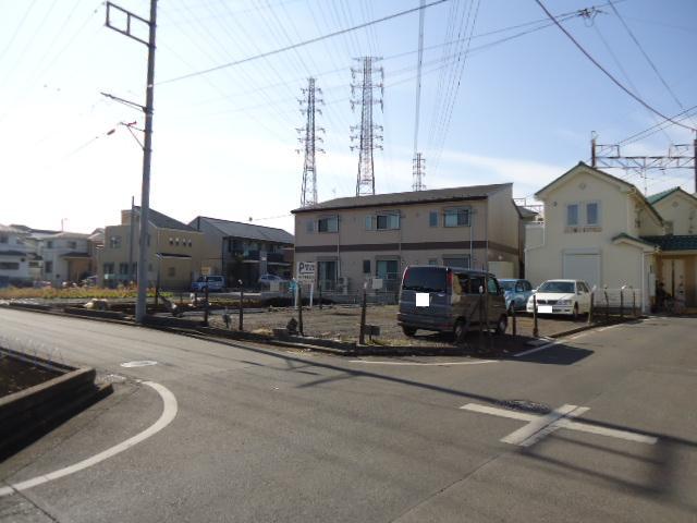 Local land photo. Road surface and the flat sales local. Local (10 May 2013) Shooting