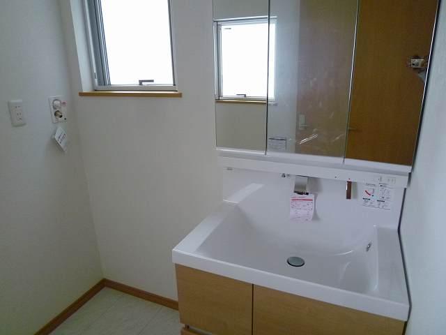 Wash basin, toilet. Room (May 2013) Shooting