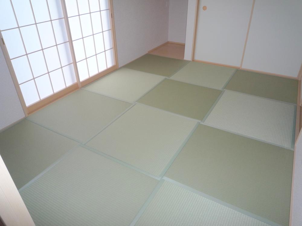 Other introspection. Bright Japanese-style room.