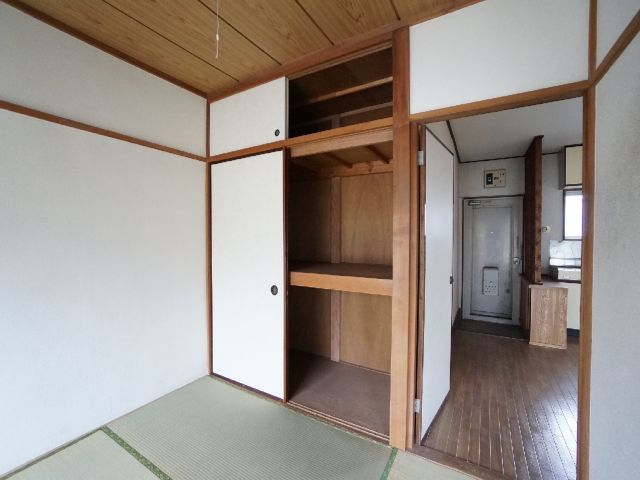 Receipt. West Japanese-style room with a 6-quires upper closet ken closet