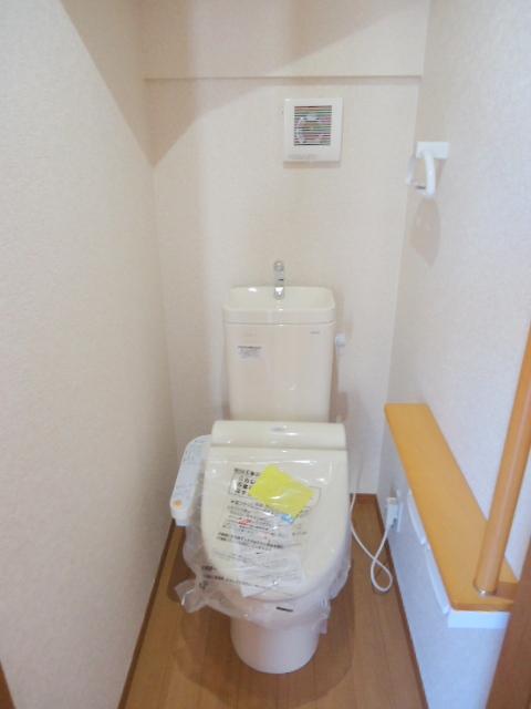 Toilet. Indoor (11 May 2013) Shooting