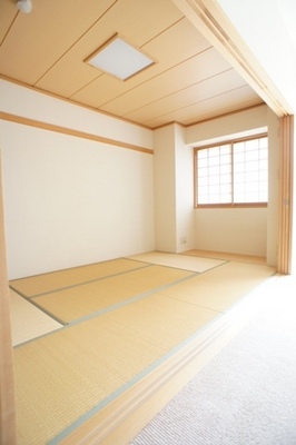 Living and room. Soothing Japanese-style room, It is also ideal for raising children