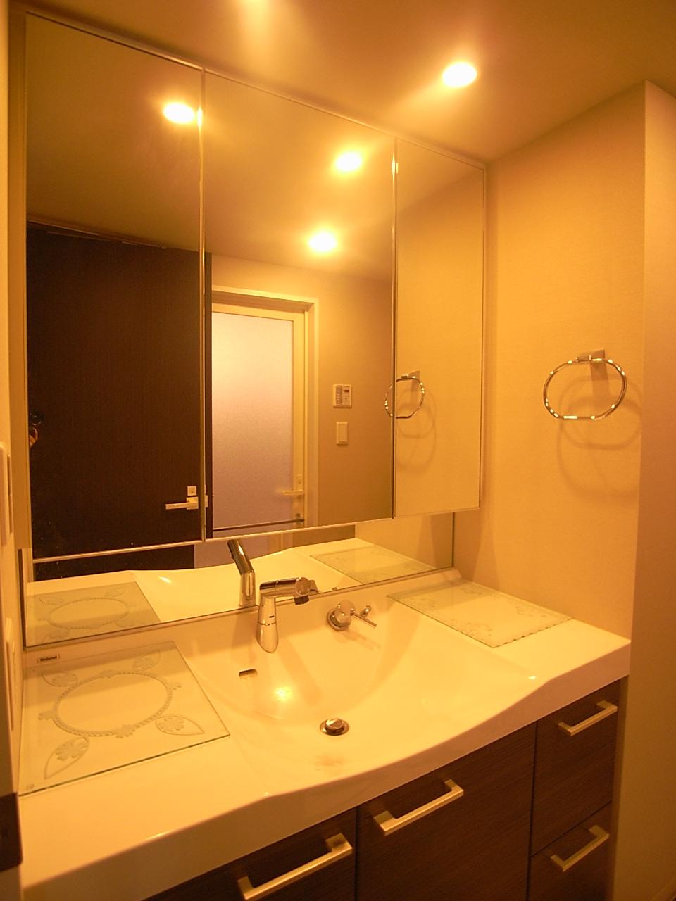 Wash basin, toilet. Three-sided mirror with vanity (August 2013) Shooting