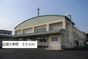 Primary school. Hirota 300m up to elementary school (elementary school)