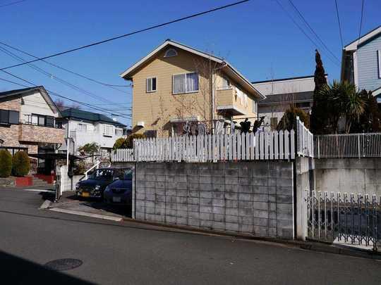 Local photos, including front road. Large garden is attractive in large site of custom home of 71 square meters. It is also a good per sun on corner lot. 
