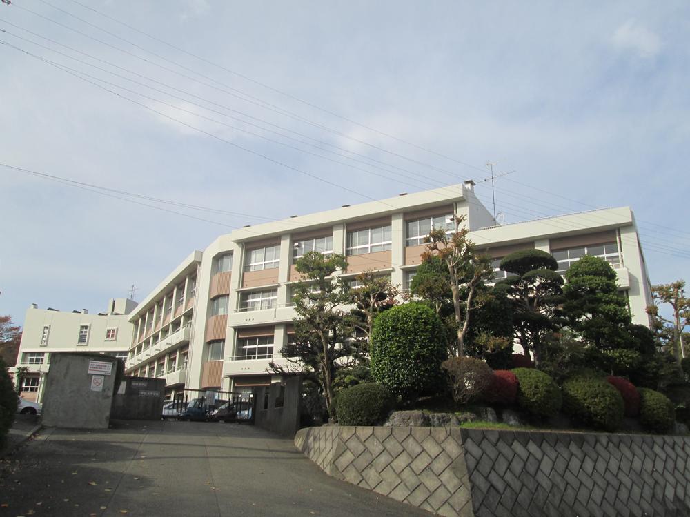 Junior high school. 1300m to Sagami hill junior high school