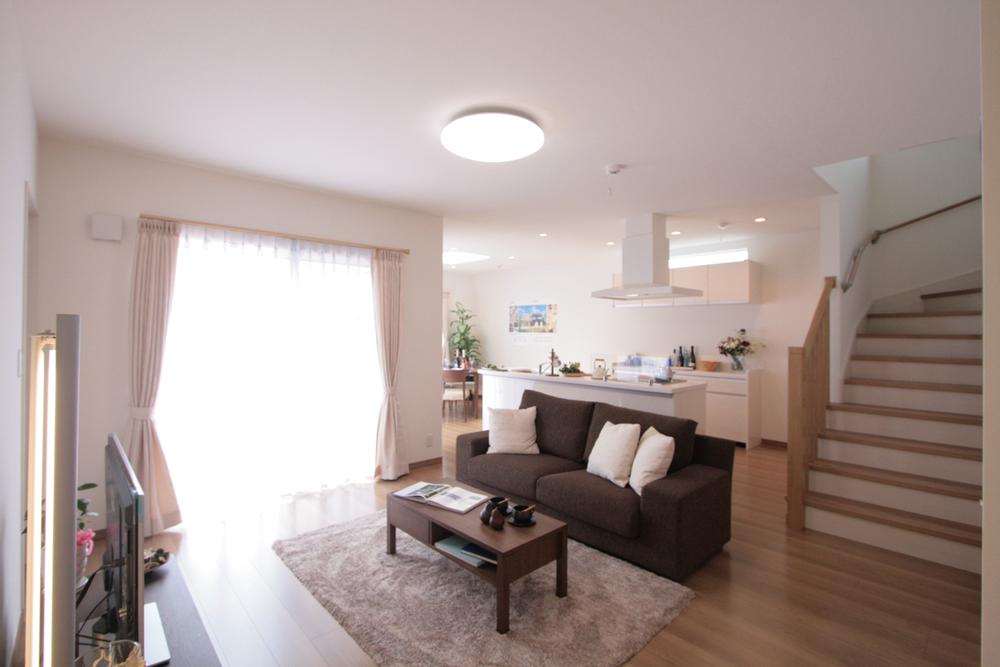 Living. Indoor (12 May 2013) Shooting Bright and airy living space ceiling height that is 2.5M. Living-in stairs that can be greeting children and every day smile. Also it deepens family ties to the center of the living room.